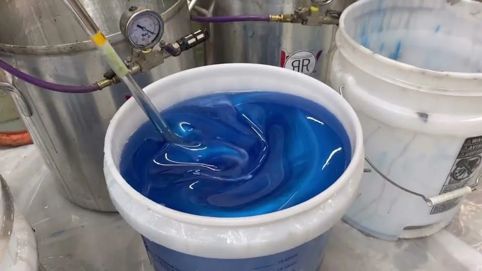 Still from the film “Making an epoxy table: the top”.